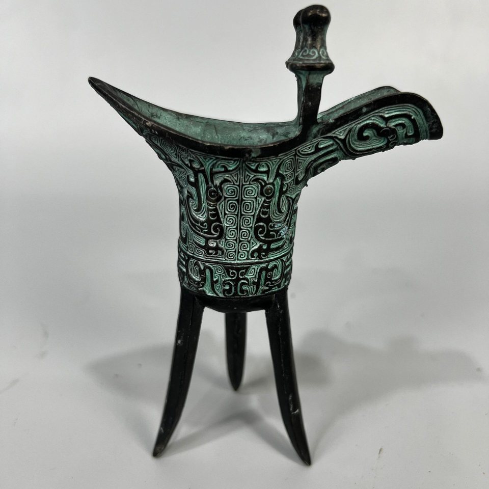 Single-post bird-motif bronze Jue cup, modern reproduction